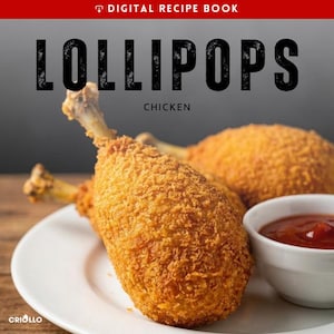 Puede incluir: Primer plano de muslos de pollo fritos crujientes, presentados como 'piruletas', en un plato blanco, con un pequeño cuenco de salsa roja. La imagen incluye el texto "LOLLIPOPS CHICKEN" y "DIGITAL RECIPE BOOK".