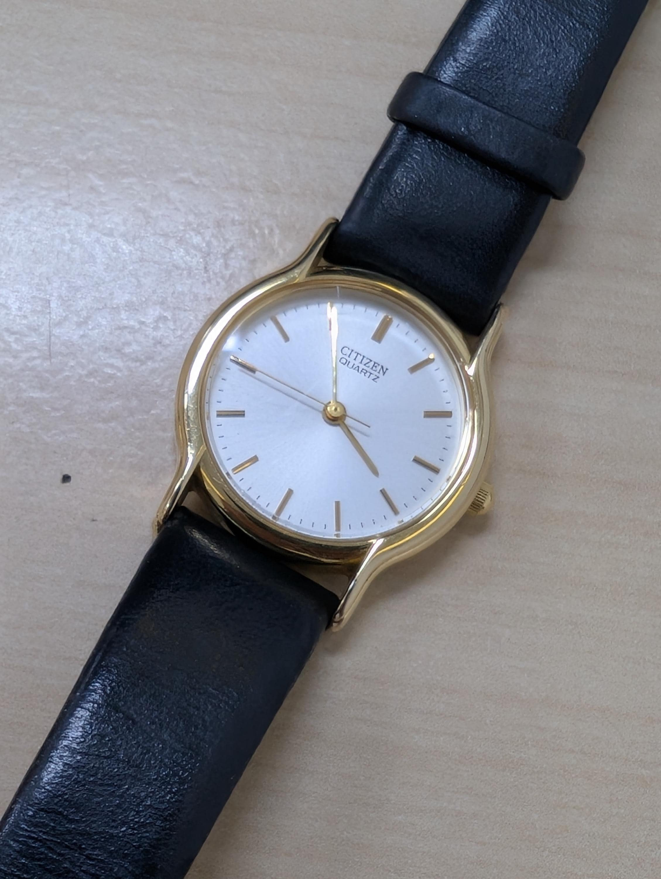 Citizen ゴールド腕時計 シチズン】2種類のゴールドが輝くモダンなデザインに仕上げたGMT