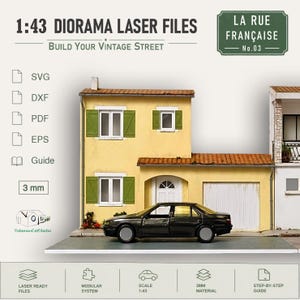 Puede incluir: Kit de diorama con temática de calle vintage. La imagen muestra una casa amarilla con contraventanas verdes, un coche negro y el texto "1:43 Diorama Laser Files". Incluye formatos de archivo SVG, DXF, PDF y EPS. La escala es 1:43.