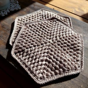 Haakpatroon voor een onderzetter met bolle rand, handleiding voor vintage handwerk, beginnersvriendelijke handleiding voor het maken van een pannenlap (pdf-download)