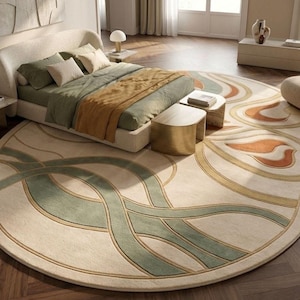 Könnte beinhalten: Ein Schlafzimmer mit einem großen, cremefarbenen Bett mit grüner und goldener Bettwäsche. Ein großer, runder Teppich mit cremefarbenem Hintergrund und abstrakten grünen, orangefarbenen und goldenen Designs liegt auf dem Holzboden. Zwei kleine Nachttische mit Lampen flankieren das Bett.