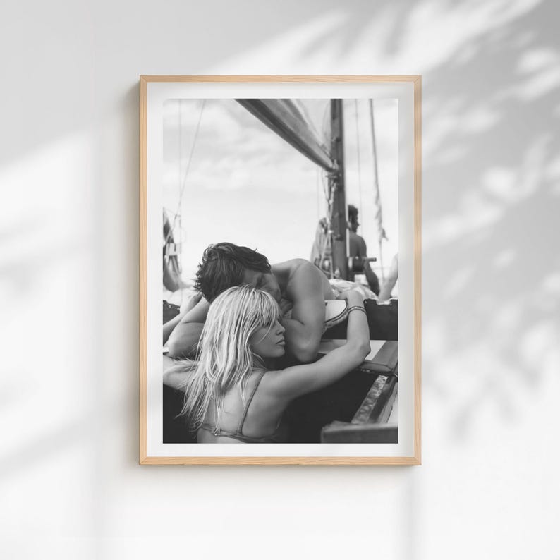 K&ouml;nnte beinhalten: Ein Set aus drei Keramikbechern mit gesprenkelter, matter Oberfl&auml;che. Die Becher sind in den Farbt&ouml;nen Creme, Hellbraun und Dunkelbraun gehalten. Jeder Becher hat ein schlichtes Design und einen abgerundeten Henkel.