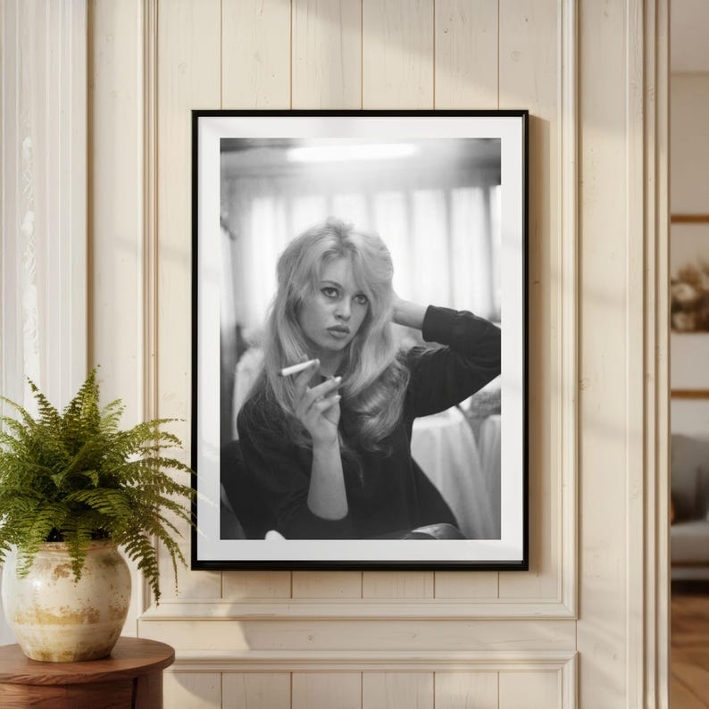 Vintagetryck av Brigitte Bardot, röktryck, svartvit väggkonstfotografi, modellmodedekor, lyxigt glamoursamhälle bild 1