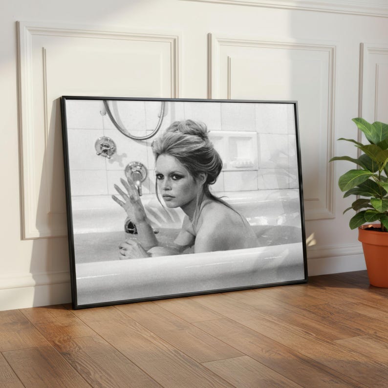 Vintage Brigitte Bardot badkarstryck, svartvit konstfotografi väggkonst, modellmodedekor, lyxigt glamoursamhälle bild 4
