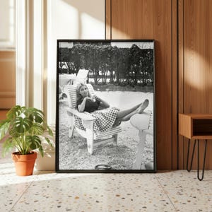 Lámina vintage de Brigitte Bardot en un ambiente relajante, fotografía artística en blanco y negro para pared, decoración de moda y estilo, lujo y glamour. imagen 2
