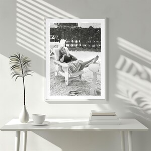 Lámina vintage de Brigitte Bardot en un ambiente relajante, fotografía artística en blanco y negro para pared, decoración de moda y estilo, lujo y glamour. imagen 5