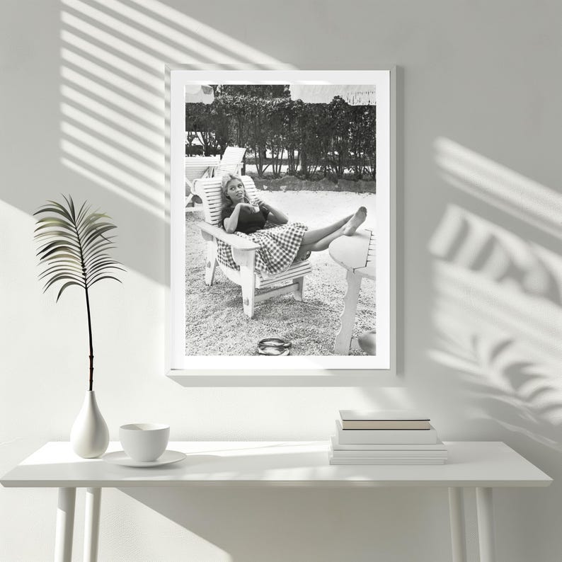 Lámina vintage de Brigitte Bardot en un ambiente relajante, fotografía artística en blanco y negro para pared, decoración de moda y estilo, lujo y glamour. imagen 5