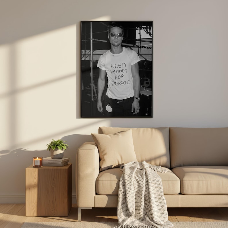 Lámina vintage de Brad Pitt "Necesita dinero para un Porsche", póster de icono de celebridad, fotografía cinematográfica en blanco y negro y de bellas artes, arte mural de moda de lujo. Black and White