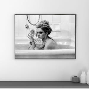 Vintage Brigitte Bardot badkarstryck, svartvit konstfotografi väggkonst, modellmodedekor, lyxigt glamoursamhälle bild 5