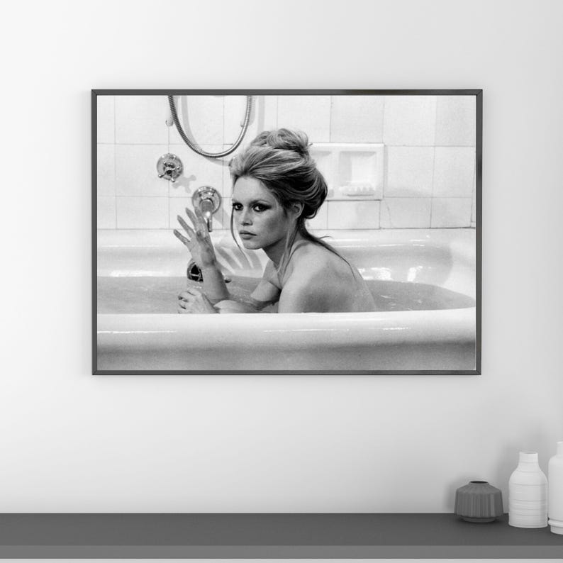 Vintage Brigitte Bardot badkarstryck, svartvit konstfotografi väggkonst, modellmodedekor, lyxigt glamoursamhälle bild 5