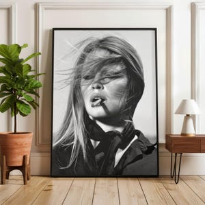 Puede incluir: Un letrero de madera hecho a mano con el texto "Welcome" en una fuente juguetona. El letrero presenta un fondo blanco desgastado y un borde marr&oacute;n oscuro, perfecto para una puerta de entrada. Mide aproximadamente 30 cm de ancho.