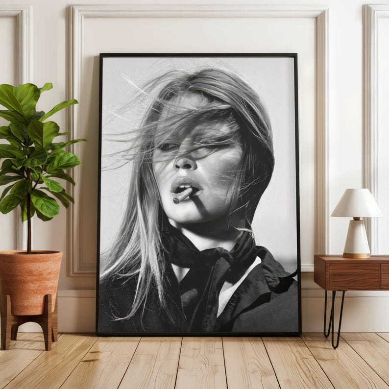 Puede incluir: Un letrero de madera hecho a mano con el texto "Welcome" en una fuente juguetona. El letrero presenta un fondo blanco desgastado y un borde marr&oacute;n oscuro, perfecto para una puerta de entrada. Mide aproximadamente 30 cm de ancho.