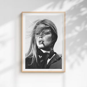 Puede incluir: Una taza de cer&aacute;mica blanca con un asa negra y el texto "But First, Coffee" en negrita negra. La taza est&aacute; llena de un l&iacute;quido oscuro, probablemente caf&eacute;, y se encuentra sobre una superficie de color claro.