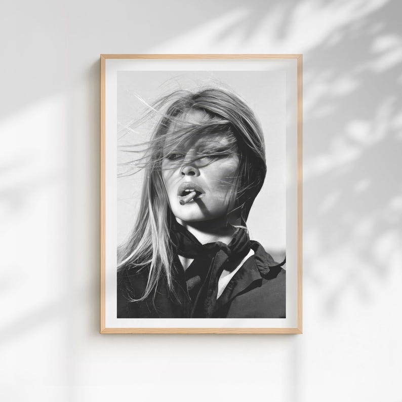 Puede incluir: Una taza de cer&aacute;mica blanca con un asa negra y el texto "But First, Coffee" en negrita negra. La taza est&aacute; llena de un l&iacute;quido oscuro, probablemente caf&eacute;, y se encuentra sobre una superficie de color claro.