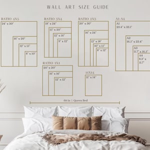 以下が含まれることがあります： 黒い持ち手と「But First, Coffee」のテキストが黒い太字で書かれた白いセラミックマグ。マグカップはぼやけた背景に置かれており、居心地の良い環境を示唆しています。