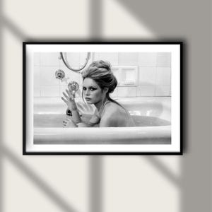 Vintage Brigitte Bardot badkarstryck, svartvit konstfotografi väggkonst, modellmodedekor, lyxigt glamoursamhälle bild 1