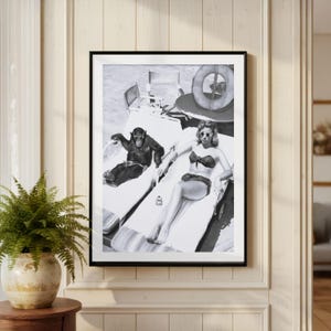 Lámina vintage de niña mono tomando el sol con gafas de sol, fotografía artística para pared, decoración en blanco y negro, póster monocromático de moda de lujo