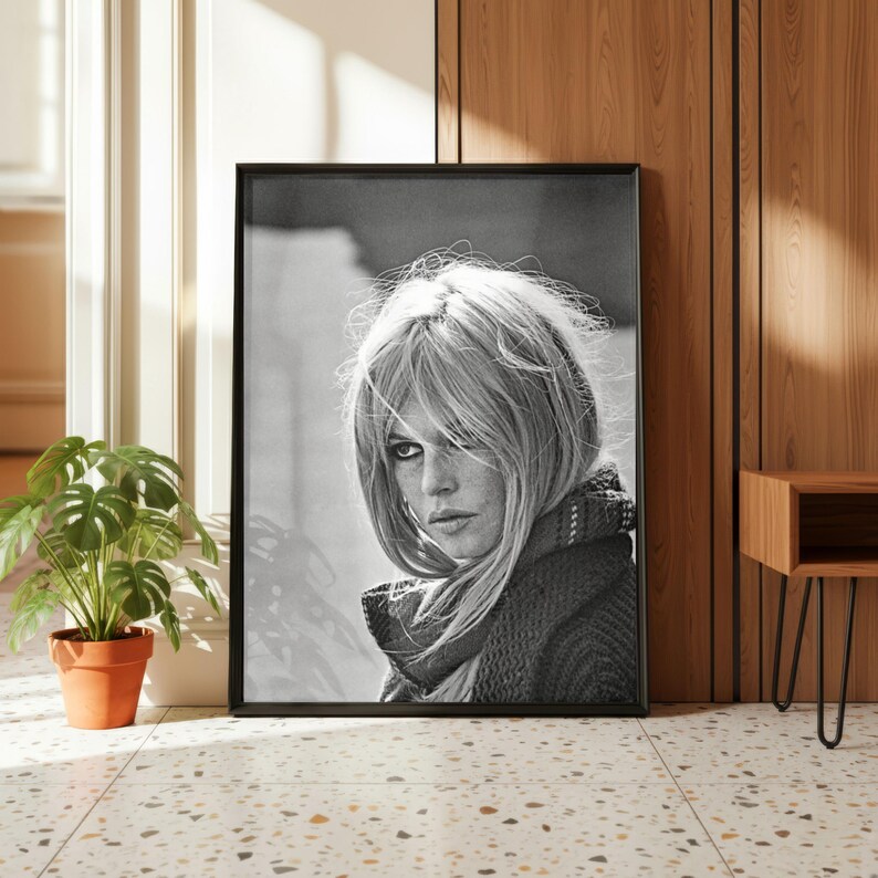 Puede incluir: Un juego de tres tazas de cer&aacute;mica con un acabado moteado y mate. Las tazas son de color crema, marr&oacute;n claro y marr&oacute;n oscuro. Cada taza tiene un dise&ntilde;o simple y minimalista.