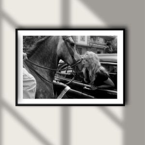 ヴィンテージ ブリジット・バルドー 馬のプリント、白黒ファインアート写真ウォールアート、モデルファッション装飾、ラグジュアリーグラマーソサエティ 画像 1