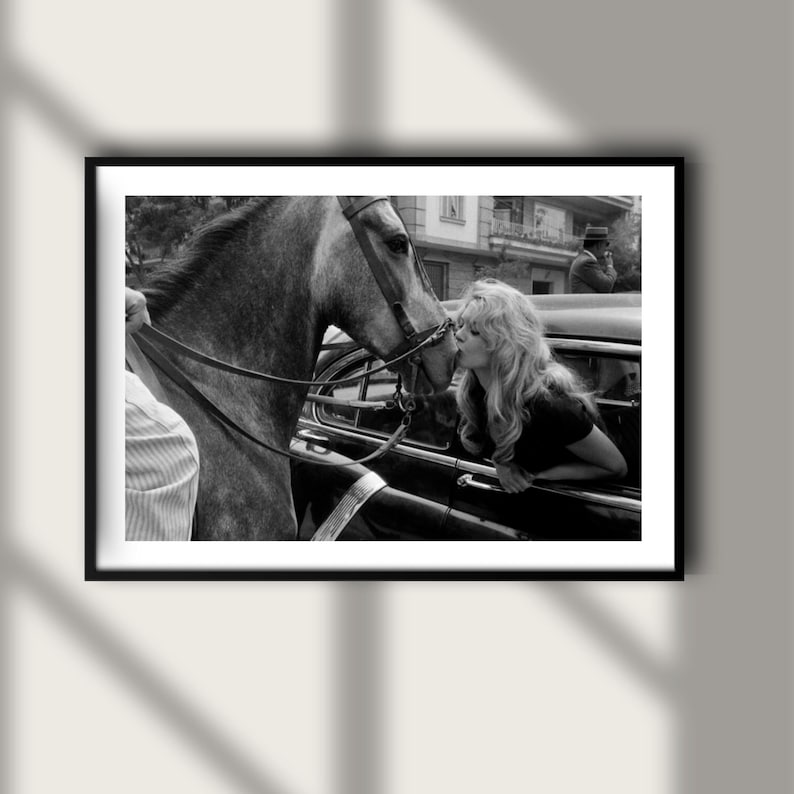 ヴィンテージ ブリジット・バルドー 馬のプリント、白黒ファインアート写真ウォールアート、モデルファッション装飾、ラグジュアリーグラマーソサエティ 画像 1