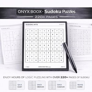 Może przedstawiać: Książka z łamigłówkami Sudoku Onyx Boox z ponad 220 stronami, zawierająca różne rozmiary siatek Sudoku. Obraz przedstawia urządzenie z rysikiem, otwarte na łamigłówkę, oraz dwie otwarte strony z łamigłówkami Sudoku. Tekst na urządzeniu brzmi "Sudoku #73".