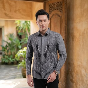 Camisa de batik indonesia para hombre: corte ajustado, manga larga, prenda étnica moderna.