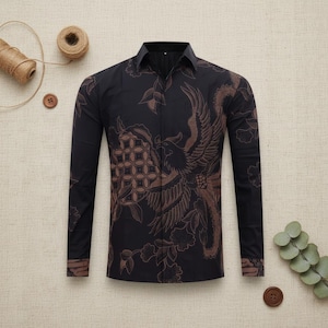 Op de afbeelding: Zwart overhemd met lange mouwen en een bruin phoenix-ontwerp. Het overhemd heeft een klassieke kraag en manchetten. Het phoenix-ontwerp is gedetailleerd met bloemen en geometrische patronen.