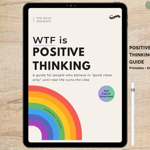 Könnte beinhalten: Ein Tablet zeigt einen digitalen Leitfaden mit dem Titel "WTF is Positive Thinking". Das Cover zeigt einen Regenbogenbogen und den Text: "Ein Leitfaden für Menschen, die an 'Good Vibes only' glauben, bis das wahre Leben die Stimmung verdirbt."