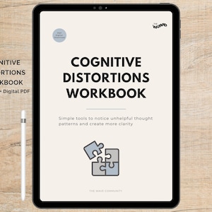 Puede incluir: Una tableta digital muestra un cuaderno de trabajo titulado "Cognitive Distortions Workbook". La portada presenta el título en negrita negra, un gráfico de rompecabezas y la frase "Herramientas sencillas para notar patrones de pensamiento inútiles". Un lápiz óptico blanco descansa junto a la tableta.