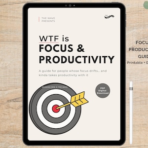Pode incluir: Um tablet digital exibe um guia intitulado "WTF is FOCUS & PRODUCTIVITY". A capa apresenta um alvo com uma seta, e o texto "FOCUS & PRODUCTIVITY GUIDE" é visível. Uma caneta está colocada à direita do tablet.