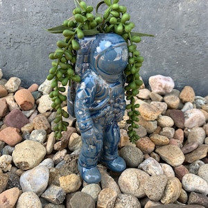Hand-Painted Astronaut Vase: Quirky Space Decor