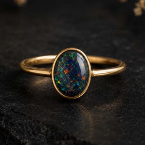 Bague ovale en opale noire, bague de fiançailles sertie clos, bague pierre de naissance d'octobre, bague délicate en or, bijou de mariage original, cadeau pour elle