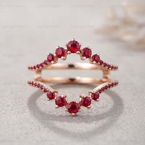 Anillo de banda curva de rubí engastado en oro, anillo realzador de doble banda con diseño de espiga, anillo nupcial apilable con piedra de nacimiento de julio, joyería delicada estilo corona.