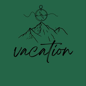 Op de afbeelding: Donkergroene achtergrond met een zwarte lijntekening van bergen, een kompas en het woord "vacation" in een cursief lettertype. Het kompas staat boven de bergen en het woord "vacation" eronder.