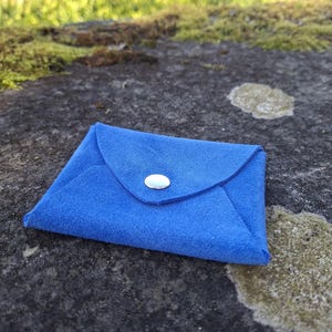 Cartera de ante azul hecha a mano. Accesorio de cuero minimalista, elegante y compacto. Regalo perfecto para ella.