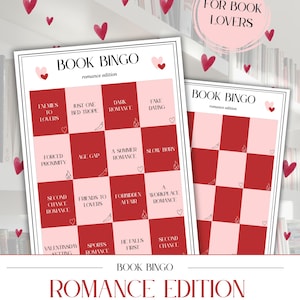 Könnte beinhalten: Zwei "Book Bingo Romance Edition" Spielkarten mit roten und rosa Quadraten, die Roman-Tropen zeigen. Die Karten sind mit roten Herzformen und dem Text "For Book Lovers" verziert. Der Hintergrund zeigt ein Bücherregal.