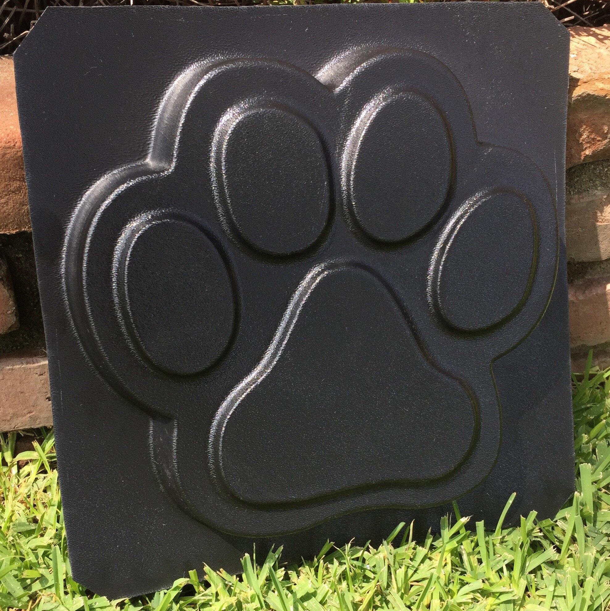 Dog paw plastic mold concrete plaster garden mould 9.5" x 9.5" x .75" Dog paw plastic mold concrete plaster garden mould 9.5" x 9.5" x .75"