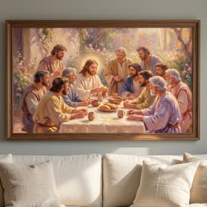 Op de afbeelding: Een ingelijste wandkunstprint die het Laatste Avondmaal afbeeldt, met een centrale figuur met een stralende halo omringd door twaalf personen aan een tafel met brood en bekers. De scène speelt zich af in een tuin met zacht, warm licht.