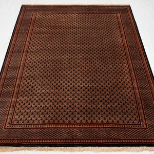 Alfombra de lana negra tradicional Litchi Herati, de tejido anudado a mano superfino y tacto sedoso.