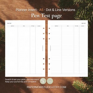Puede incluir: Insert de planificador A5 con versiones de puntos y líneas para probar bolígrafos. La página está etiquetada como "Pen Test page" e incluye columnas para muestra, bolígrafo, tamaño de punta y color. El texto "Swatch & test your pens, nibs and colors" también es visible.