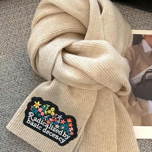 以下が含まれることがあります： クリーム、ライトグレー、ダークグレーの3色の、まだら模様のマット仕上げのセラミックマグのセット。各マグはシンプルでミニマリストなデザインで、コーヒーや紅茶に最適です。
