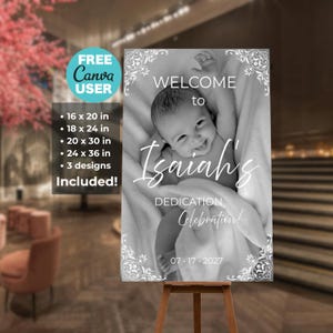 Pode incluir: Uma placa vertical em preto e branco com a foto de um bebê enrolado em um cobertor. O texto diz WELCOME to Isaiah's DEDICATION Celebration! 07.17.2027. A placa tem uma borda branca decorativa e está em um cavalete de madeira.