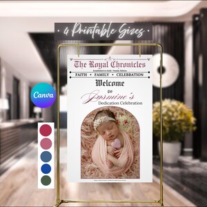 Puede incluir: Un letrero rectangular blanco colgado en un soporte de metal dorado. El texto dice The Royal Chronicles, Faith Family Celebration, Welcome to Jasmine's Dedication Celebration. Incluye una foto de un bebé envuelto en tela rosa.