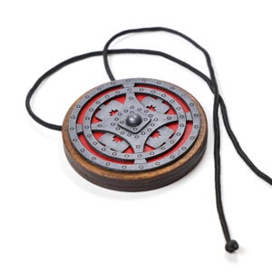 中世の盾型カーミラーチャーム | ジョージアン・ウォリアー・ハンガー 部族の歴史を語るギフト