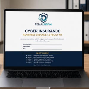 Könnte beinhalten: Ein Laptop-Bildschirm zeigt ein Dokument zur Cyber-Versicherungs-Checkliste und ein Richtlinien-Kit. Die Seite enthält das Dyouridigital-Logo, Felder für Geschäftsinformationen und eine Liste mit fünf Abschnitten, einschließlich Vorlagen.