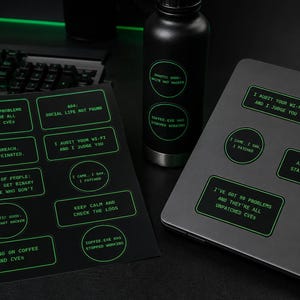 Puede incluir: Una colección de pegatinas negras con texto verde que presentan frases sobre tecnología como I've got 99 problems and they're all unpatched CVEs, 404: Social life not found, y Assume breach. Stay caffeinated, aplicadas en un portátil y una botella.
