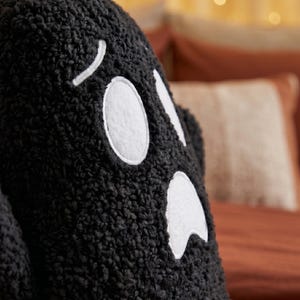 Teddy Boucle Ghost Pillow Cute Halloween Spooky Throw Cushion Decorative Ghostly Plushie Aesthetic Autumn Fall Couch Decor White Black imagem 9