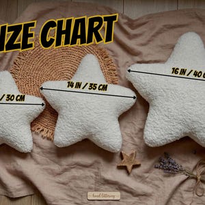 K&ouml;nnte beinhalten: Drei wei&szlig;e sternf&ouml;rmige Kissen mit einer strukturierten, flauschigen Oberfl&auml;che. Die Kissen sind mit Gr&ouml;&szlig;enangaben von 30 cm, 35 cm und 40 cm versehen. Der Text SIZE CHART ist oben im Bild in fetten gelben Buchstaben dargestellt.