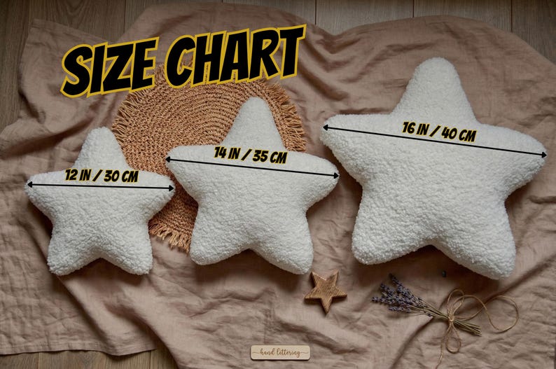 K&ouml;nnte beinhalten: Drei wei&szlig;e sternf&ouml;rmige Kissen mit einer strukturierten, flauschigen Oberfl&auml;che. Die Kissen sind mit Gr&ouml;&szlig;enangaben von 30 cm, 35 cm und 40 cm versehen. Der Text SIZE CHART ist oben im Bild in fetten gelben Buchstaben dargestellt.