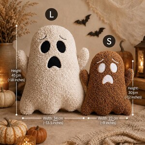 Pode incluir: Dois almofadas de pel&uacute;cia em forma de fantasma com tecido texturizado. O fantasma branco grande mede 45 cm de altura e 34 cm de largura. O fantasma castanho pequeno mede 30 cm de altura e 23 cm de largura. Ambos t&ecirc;m olhos e bocas bordados.